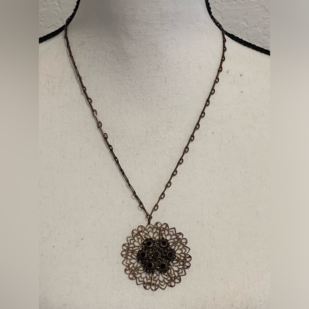 NWT  Liz Palacious Brown Swarovski Crystal  flower brass tone necklace!